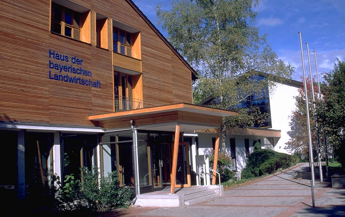 Eingang des Seminar- und Tagungszentrums am Ammersee