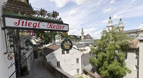 Am Weg zur Festung Hohensalzburg liegt der Stieglkeller.