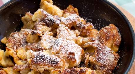 traditioneller Kaiserschmarrn zum Zwetschkenröster