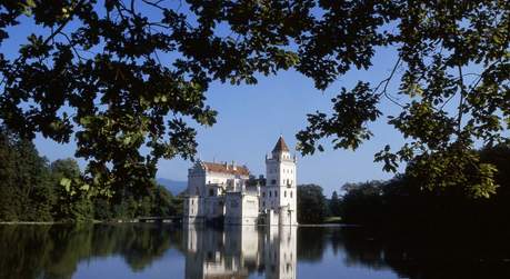 Das benachbarte Wasserschloss zu Anif