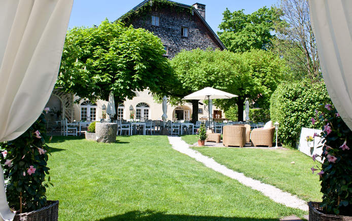 Ein Blick auf den einzigenartigen Gastgarten im Schlosswirt zu Anif
