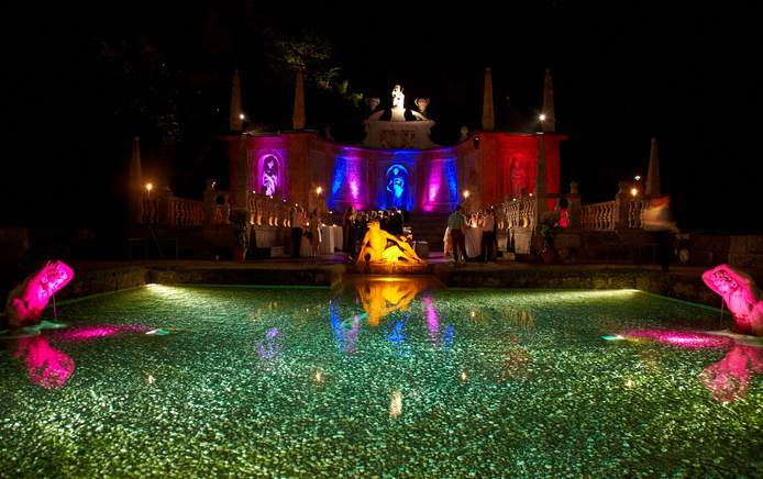 Spektakulär: die Wasserspiele bei Nacht. 