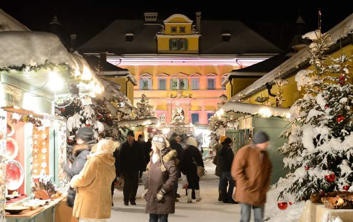 Der Adventmarkt im Schutze des Schloss Hellbrunn