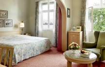 Die Zimmer sind ausgestattet mit komfortabler Wohnecke und vom Schlafbereich mit einem Vorhang abtrennbar. Zwei Einzelbetten nebeneinander (keine französischen Betten). Belegung: 1 bis 3 Personen.