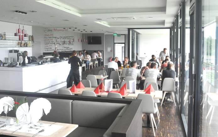 Das Restaurant Schanzer Herzschlag befindet sich am Audi Sportpark in Ingolstadt und bietet einen Blick über die Trainingsplätze des Bundesligisten FC Ingolstadt 04. Sky live Übertragungen, Wlan und ein Multi-Touch LED Screen sind auch vorhanden.
