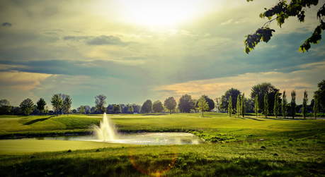 Golfplatz bei Sonnenuntergang