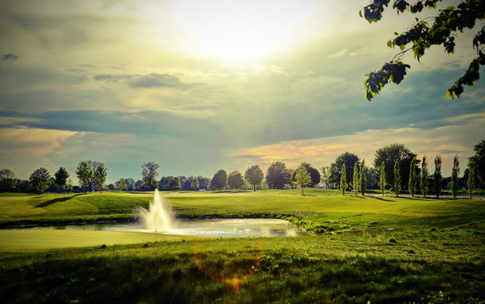 Golfplatz bei Sonnenuntergang