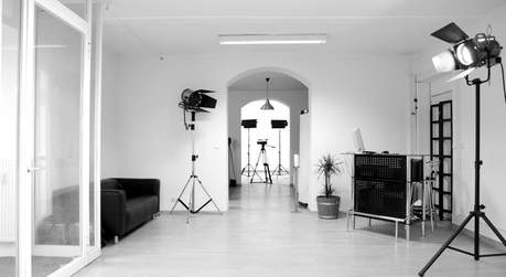 
<br/>
<br/>Direkt am Münchner Josephsplatz: Studio und Lounge für Filmaufnahmen, Fotoshootings, Castings, Webinare, Seminare, Workshops etc. 
<br/>Kameraverleih (Bild-, Ton- und Lichtequipment) vor Ort.