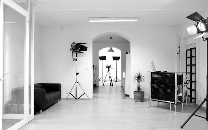 
<br/>
<br/>Direkt am Münchner Josephsplatz: Studio und Lounge für Filmaufnahmen, Fotoshootings, Castings, Webinare, Seminare, Workshops etc. 
<br/>Kameraverleih (Bild-, Ton- und Lichtequipment) vor Ort.