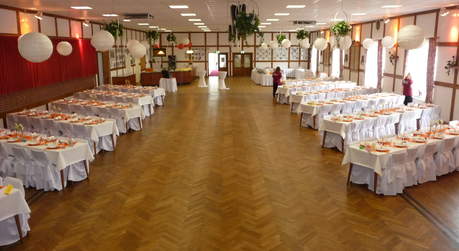 Rustikaler Saal mit viel Platz für Hochzeiten von 100-350 Personen