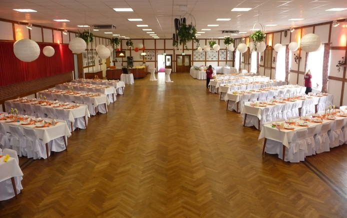 Rustikaler Saal mit viel Platz für Hochzeiten von 100-350 Personen