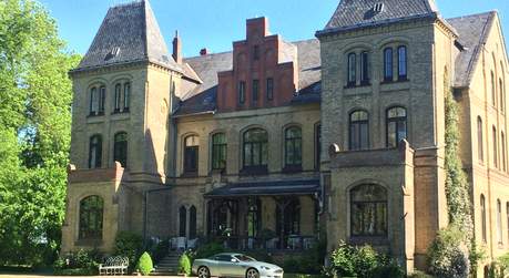 Schloss mit Parkanlage und Mittelalter Modelldorf mit geweihter Kirche als Filmkulisse und für Hochzeiten in Nordkehdingen / Niedersachsen