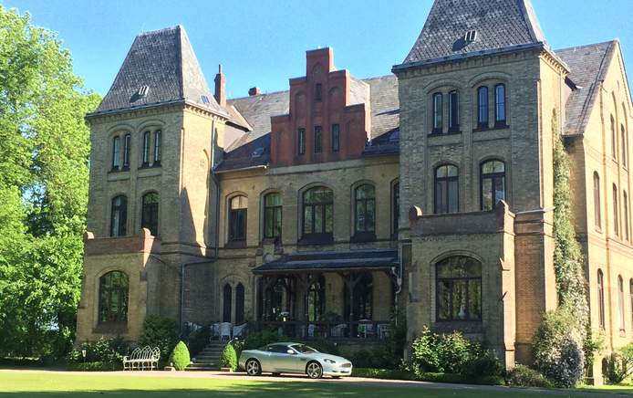 Schloss mit Parkanlage und Mittelalter Modelldorf mit geweihter Kirche als Filmkulisse und für Hochzeiten in Nordkehdingen / Niedersachsen