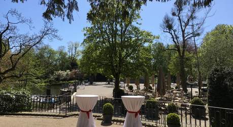 Kleine Konzertterrasse mit Blick auf den Konzertplatz, die Konzertmuschel, den Biergarten und den Weiher 