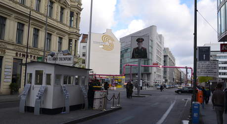 Checkpoint Charlie mit Haus Deutscher Stiftungen 