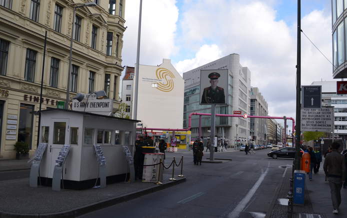Checkpoint Charlie mit Haus Deutscher Stiftungen 
