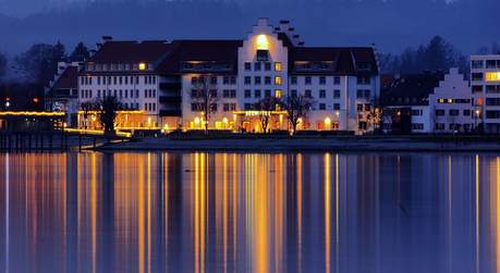 Blick vom Bodensee aus auf das Seehotel bei Nacht