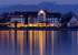 Blick vom Bodensee aus auf das Seehotel bei Nacht