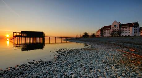 Links zu sehen das Badehaus. Auf der rechten Seite das Seehotel Am Kaiserstrand