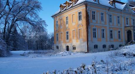 Schloss mit Park im Winter