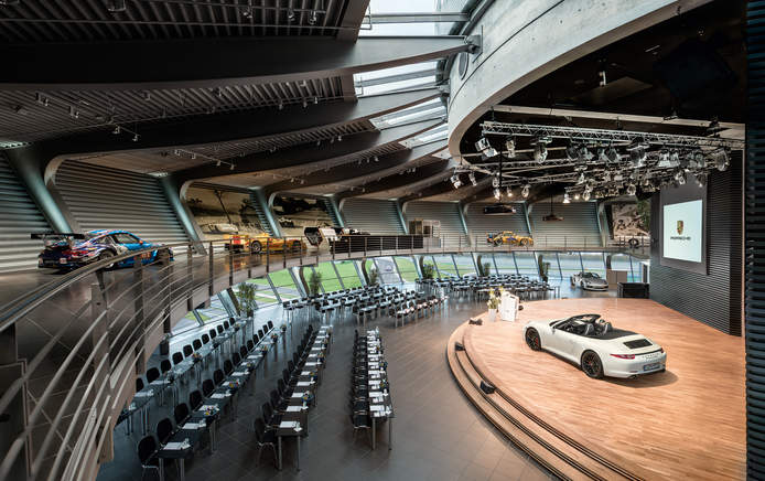 Porsche Auditorium mit parlamentarischer Bestuhlung