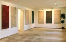 Der Große Salon punktet mit großzügigen Kastenstockfenstern im klassischen Stil sowie einer hohen Decke.