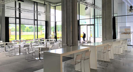 Die Eventlocation und Tageslichtstudio bietet moderne Räume mit 7m hohen Fensterfronten, die bei Bedarf verdunkelbar sind.