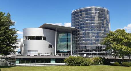 Die Gläserne Manufaktur von Volkswagen in Dresden