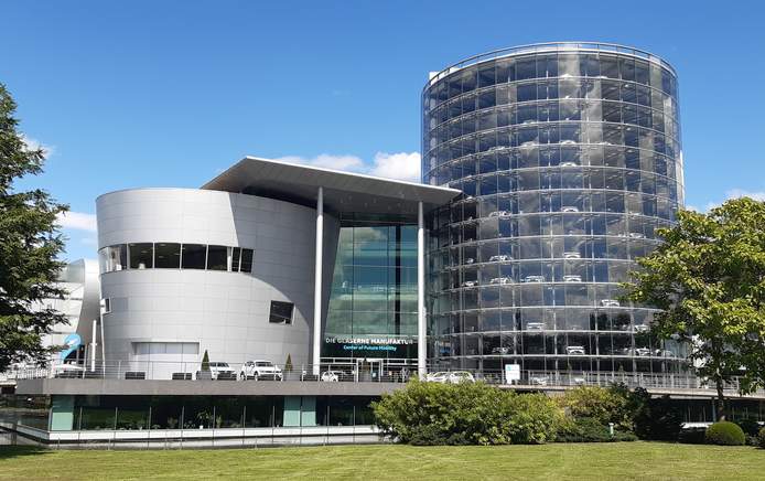 Die Gläserne Manufaktur von Volkswagen in Dresden