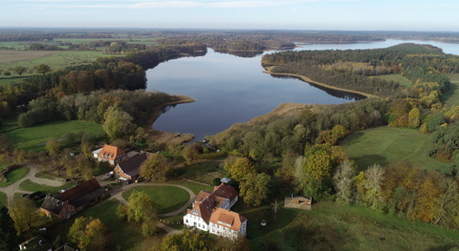 Blick auf das Gut Groß Zecher und den Schaalsee