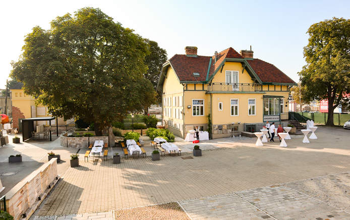 Feiern in einer Gründerzeit Villa mit historischem Innenhof und Outdoor Lounge
